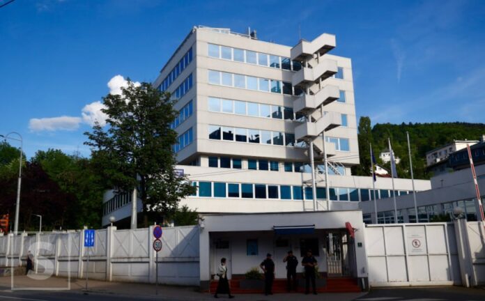 Zgrada OHR-a u Sarajevu uz poruku o ustavnom poretku Bosne i Hercegovine