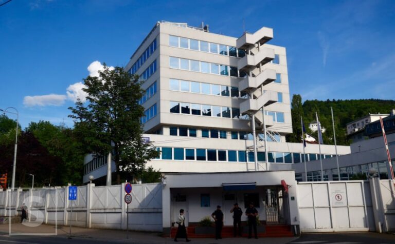 Zgrada OHR-a u Sarajevu uz poruku o ustavnom poretku Bosne i Hercegovine