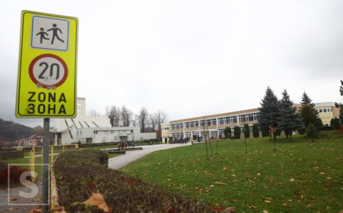 Vozač usporava u blizini škole na početku školske godine