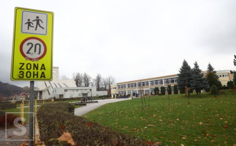 Vozač usporava u blizini škole na početku školske godine