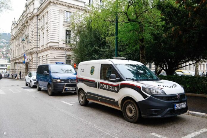 Sarajevska policija uhapsila trojicu zbog sumnje na krađe - Facebook Policijska patrola u Sarajevu tokom postupanja zbog sumnje na krađe