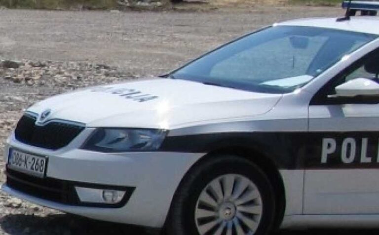 Policijski uviđaj nakon saobraćajne nesreće na putu Srebrenik–Ormanica