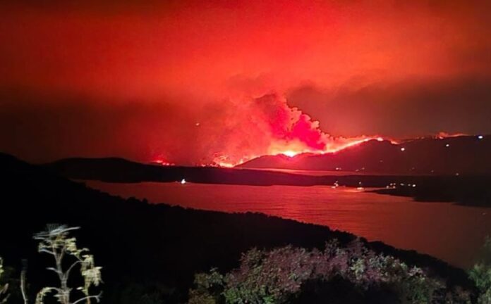 Vatrogasci i zrakoplovi gase veliki požar na Braču
