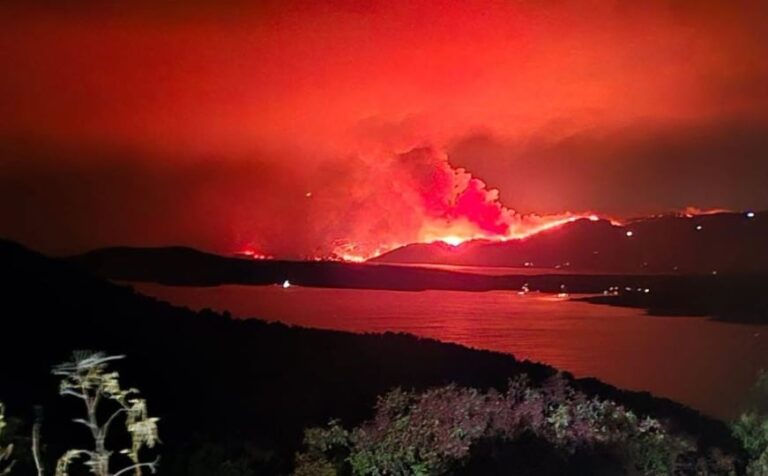 Vatrogasci i zrakoplovi gase veliki požar na Braču