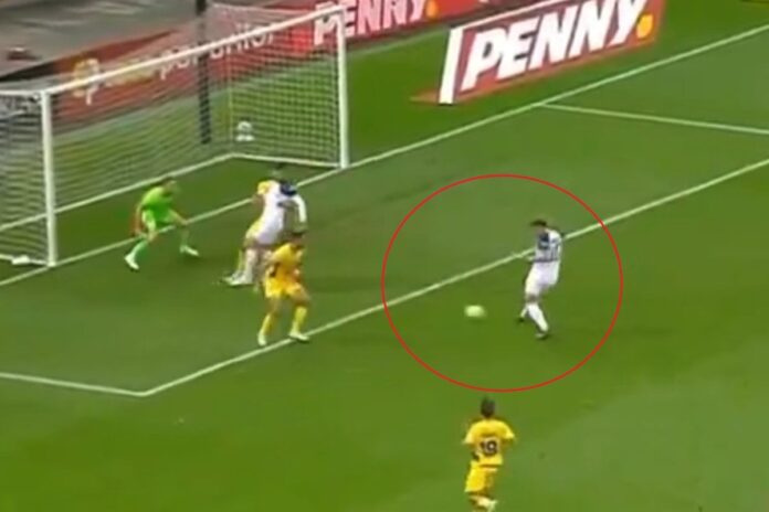 Ermedin Demirović u dresu reprezentacije Bosne i Hercegovine tokom utakmice