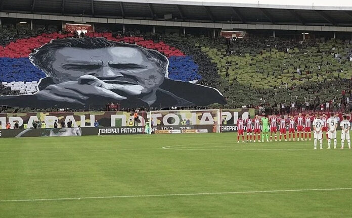 Tribine stadiona tokom derbija Crvene zvezde i Partizana uz spornu poruku