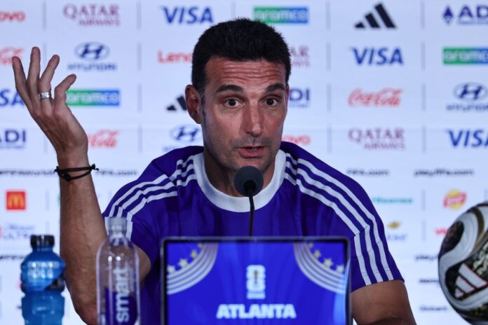 Lionel Scaloni tokom obraćanja pred okupljanje reprezentacije Argentine