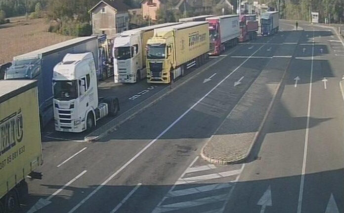 Kolona putničkih vozila na graničnom prelazu Velika Kladuša Kolona putničkih vozila na graničnom prelazu Velika Kladuša