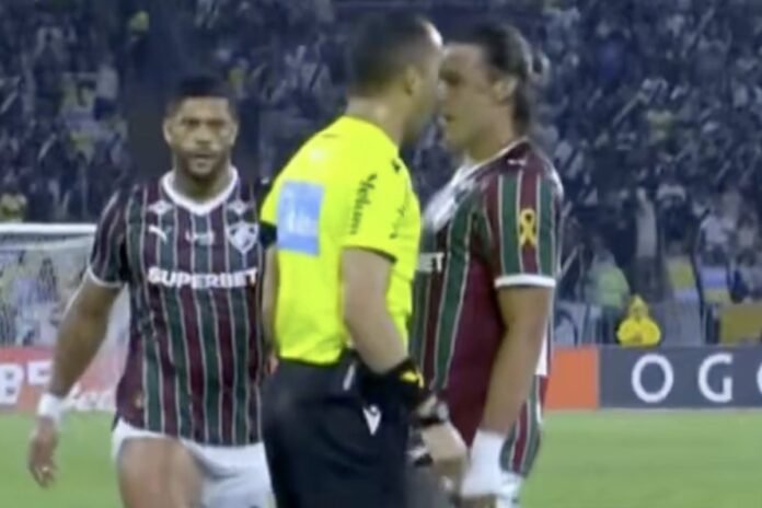 Davi Lacerda u incidentu s igračem Fluminensea Canobbijem tokom brazilskog derbija