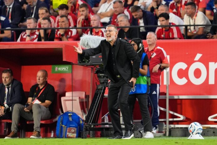 Slaven Bilić burno reaguje uz aut-liniju tokom utakmice Hrvatske i Španije