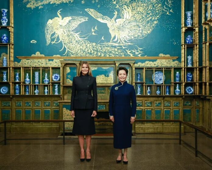 Peng Liyuan i Melania Trump tokom posjete muzeju u Washingtonu