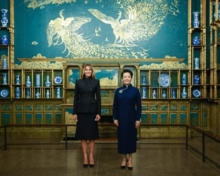 Peng Liyuan i Melania Trump tokom posjete muzeju u Washingtonu