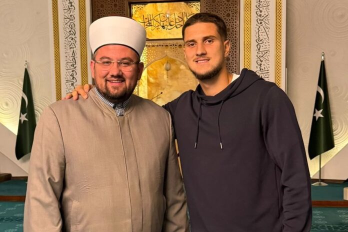 Zinedin Smajlović nakon debija za reprezentaciju Bosne i Hercegovine Zinedin Smajlović nakon debija za reprezentaciju Bosne i Hercegovine
