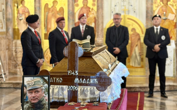 Zastave Evropske unije i Srbije uz temu pristupnih pregovora