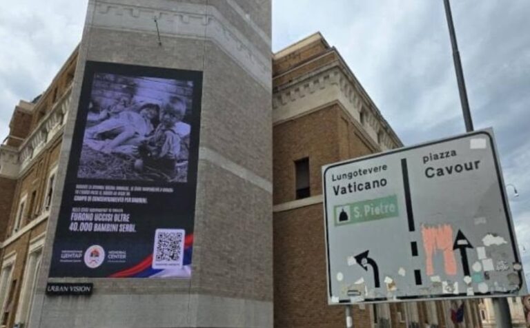 Digitalni ekran u Rimu s kampanjom Memorijalnog centra Republike Srpske