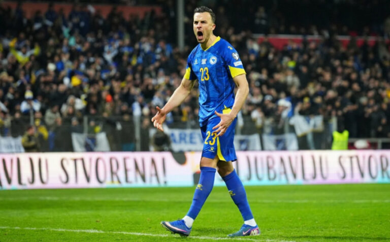 Haris Tabaković slavi pogodak za Red Bull Salzburg protiv Rapida