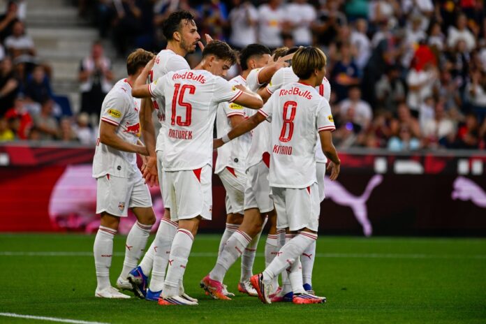 Haris Tabaković slavi pogodak Salzburga protiv Rapida u austrijskoj Bundesligi