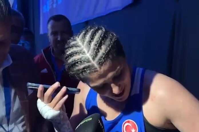 Busenaz Surmeneli slavi osvajanje zlatne medalje u boksu