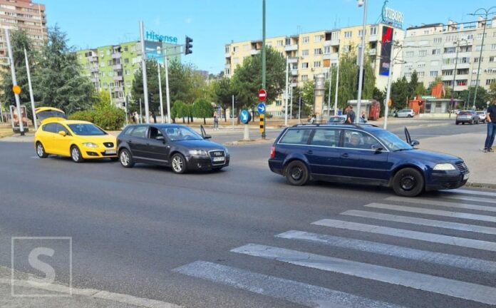 Policija i Hitna pomoć na mjestu lančanog sudara u Čengić Vili
