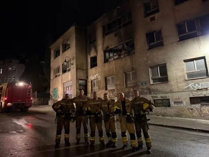 Sarajevski vatrogasci nakon intervencije u napuštenoj zgradi