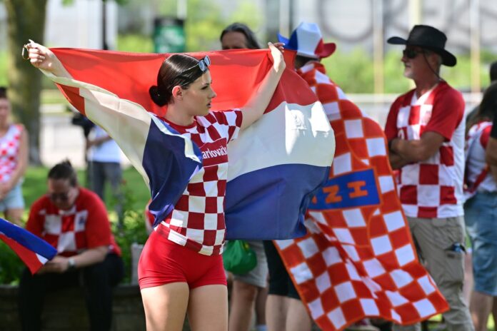 Policija privodi srpskog fudbalera tokom utakmice u Baranji