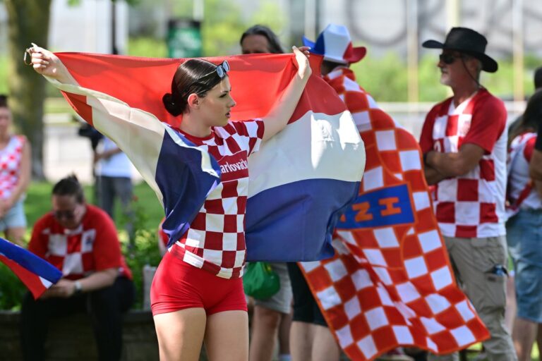 Policija privodi srpskog fudbalera tokom utakmice u Baranji