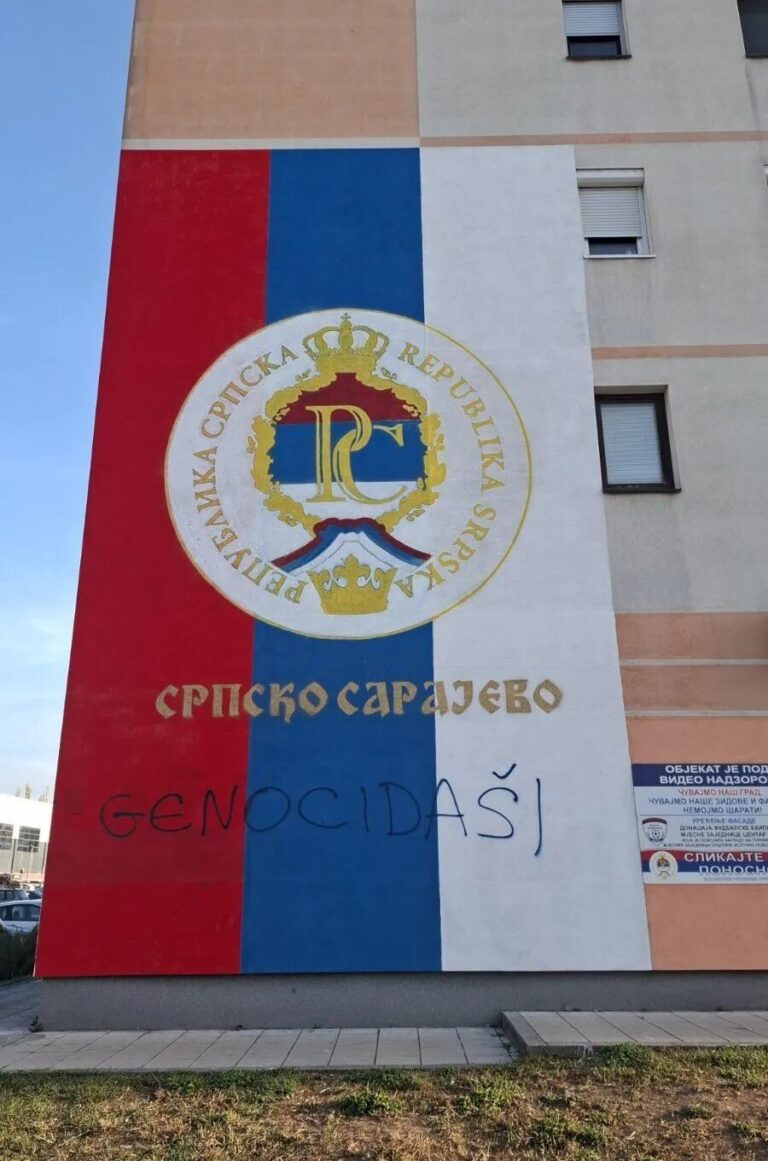 Išarana srpska trobojka u Spasovdanskoj ulici u Istočnom Sarajevu