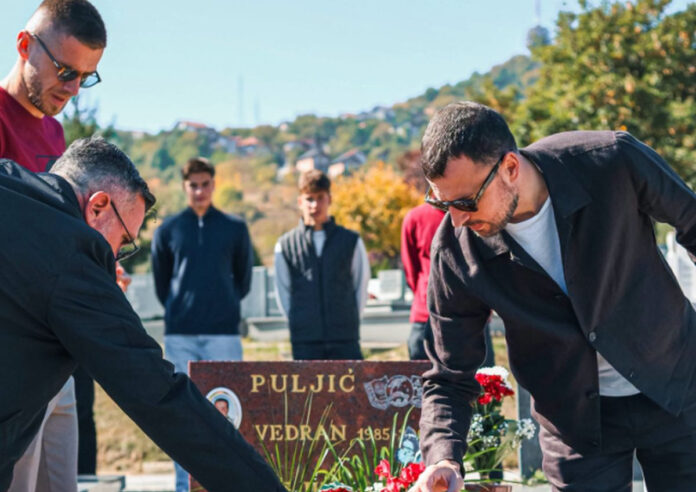 Delegacija FK Sarajevo polaže cvijeće na grob Vedrana Puljića na Barama