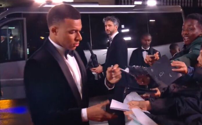 Kylian Mbappe dijeli autograme djeci pred ceremoniju Zlatne lopte Kylian Mbappe dijeli autograme djeci pred ceremoniju Zlatne lopte
