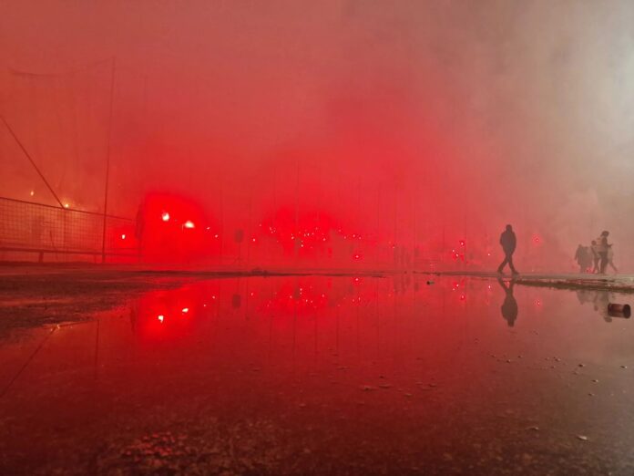 Bakljada navijača Sarajeva na stadionu Asim Ferhatović-Hase tokom sarajevskog derbija