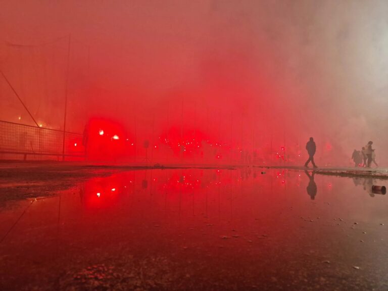 Bakljada navijača Sarajeva na stadionu Asim Ferhatović-Hase tokom sarajevskog derbija