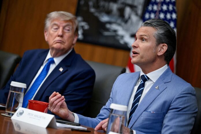 Donald Trump i američki zvaničnici na sastanku o Iranu i Jemenu