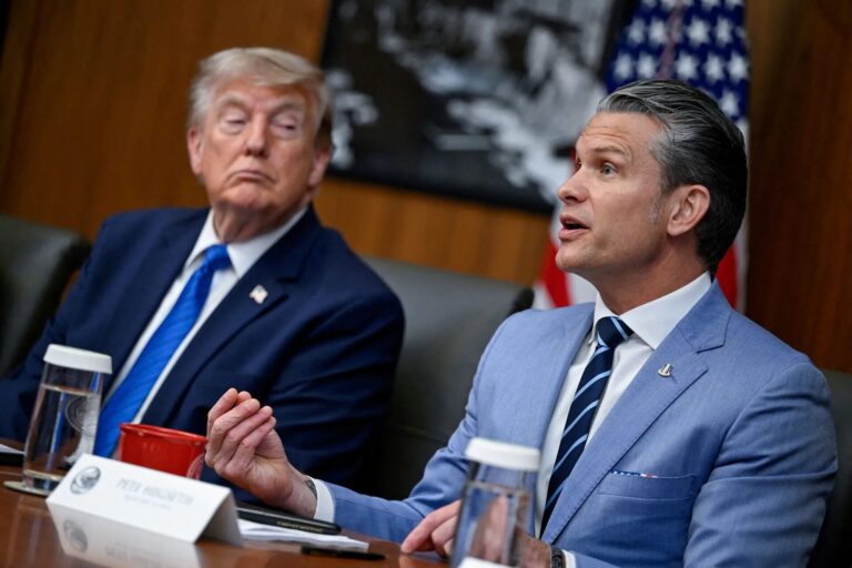 Donald Trump i američki zvaničnici na sastanku o Iranu i Jemenu