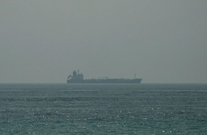 Incident u Hormuškom moreuzu: pogođen supertanker s 2,5 miliona barela nafte - Facebook Supertanker pogođen u Hormuškom moreuzu nakon udara nepoznatim projektilom