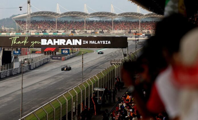 Bolidi Formule 1 na stazi Marina Bay u Singapuru tokom utrke po velikoj vrućini