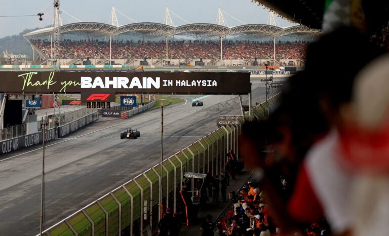 Bolidi Formule 1 na stazi Marina Bay u Singapuru tokom utrke po velikoj vrućini