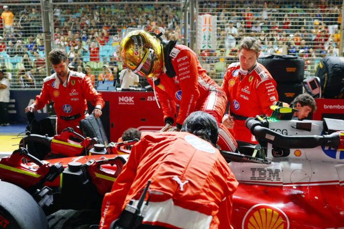 Lewis Hamilton u bolidu Ferrarija tokom Velike nagrade Singapura
