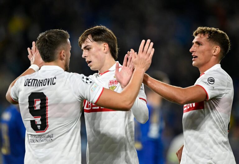 Ermedin Demirović u dresu Stuttgarta pred utakmicu Bundeslige
