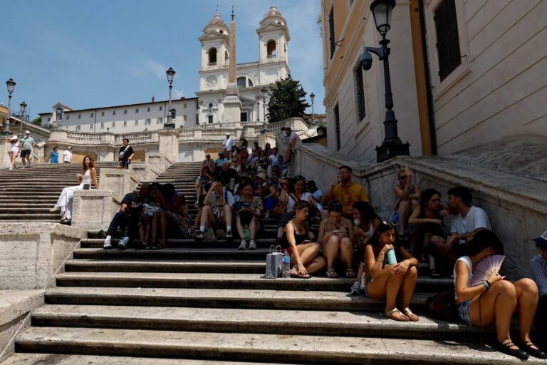 Turisti traže hlad tokom toplotnog vala u Rimu