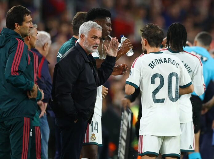 Jose Mourinho tokom utakmice Real Madrida protiv Barcelone