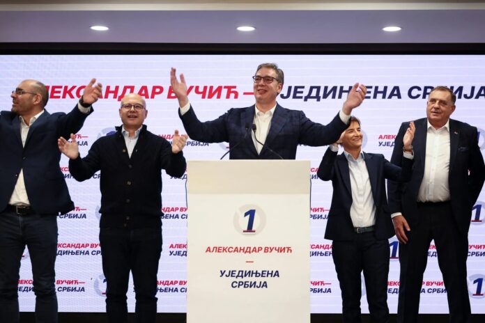 Aleksandar Vučić obraća se pristalicama u izbornom štabu SNS-a