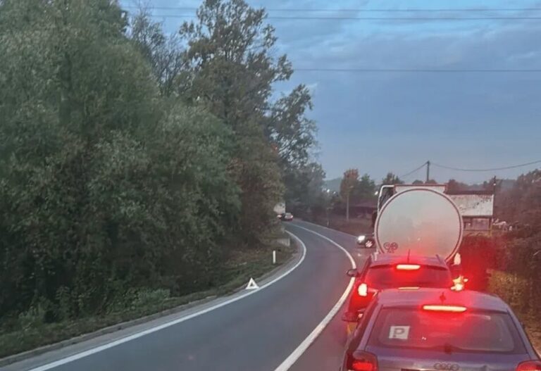 Autobus GIPS-a Tuzla nakon slijetanja s ceste u Husinu