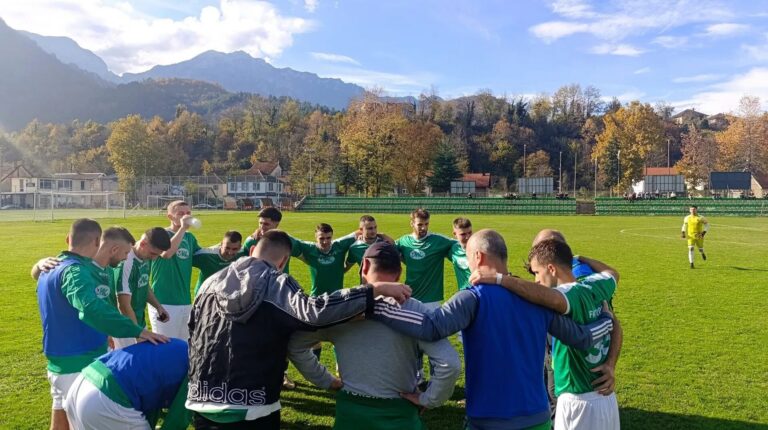 Omladinski fudbaleri na stadionu FK Turbina u Jablanici