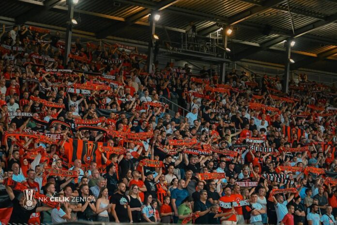Navijači na stadionu Bilino polje tokom derbija Čelika i Sarajeva