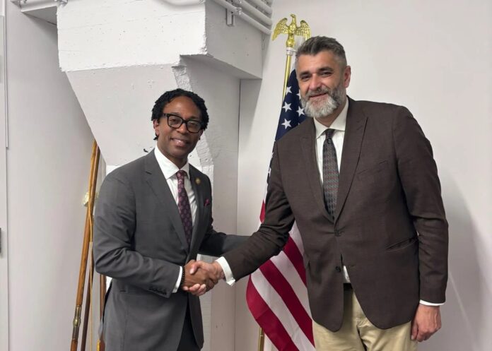 Emir Suljagić i kongresmen Wesley Bell tokom sastanka u St. Louisu