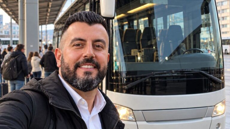 Putnik pokazuje digitalnu autobusku kartu na telefonu na stanici u Banjoj Luci