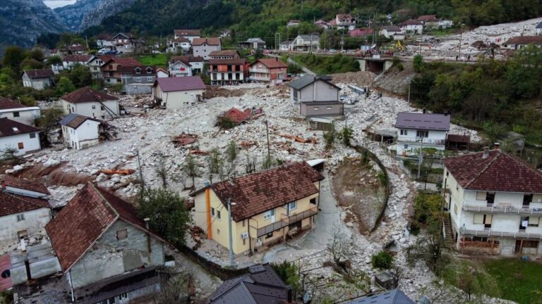 Zatrpane kuće u Donjoj Jablanici nakon poplava i klizišta
