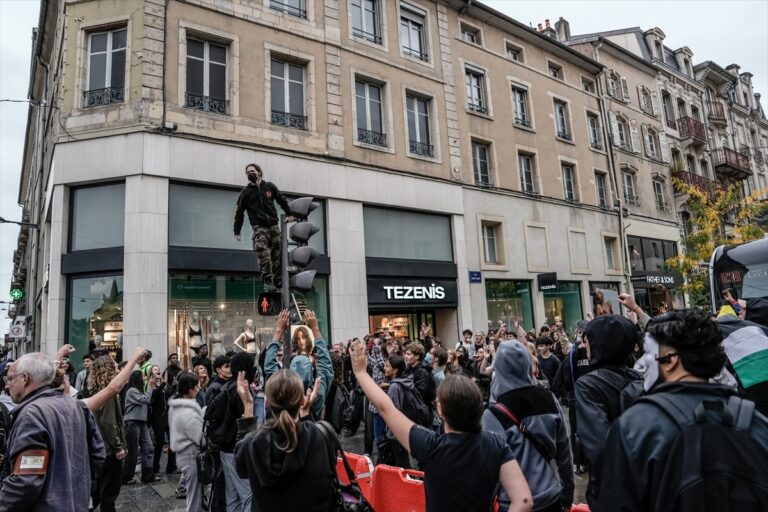 Učenici tokom protesta ispred blokirane škole u Francuskoj