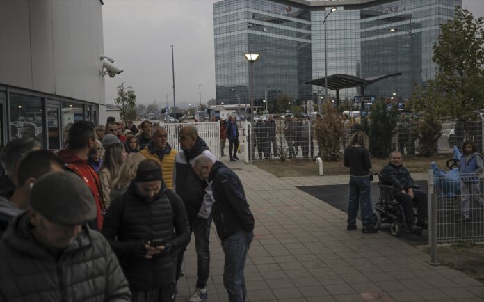 Novinari ispred biračkog mjesta kojem im nije odobren pristup