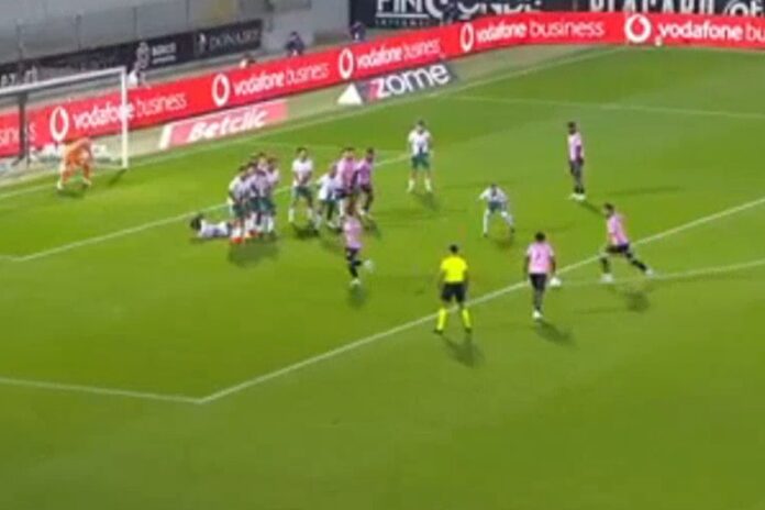Arnel Jakupović slavi pogodak iz slobodnog udarca za Vitoriju Guimaraes